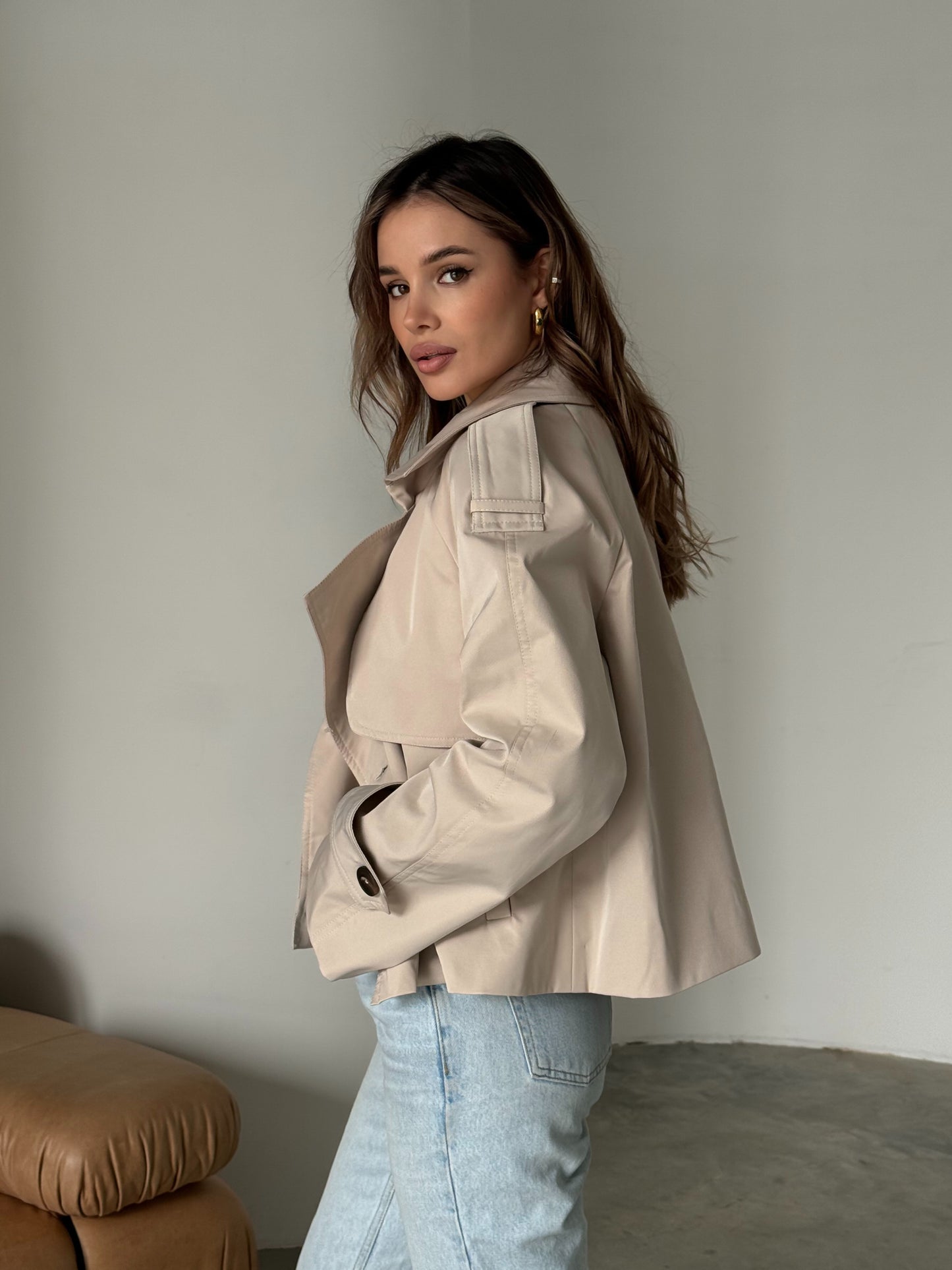 Trencz oversize, krótki, mleczny