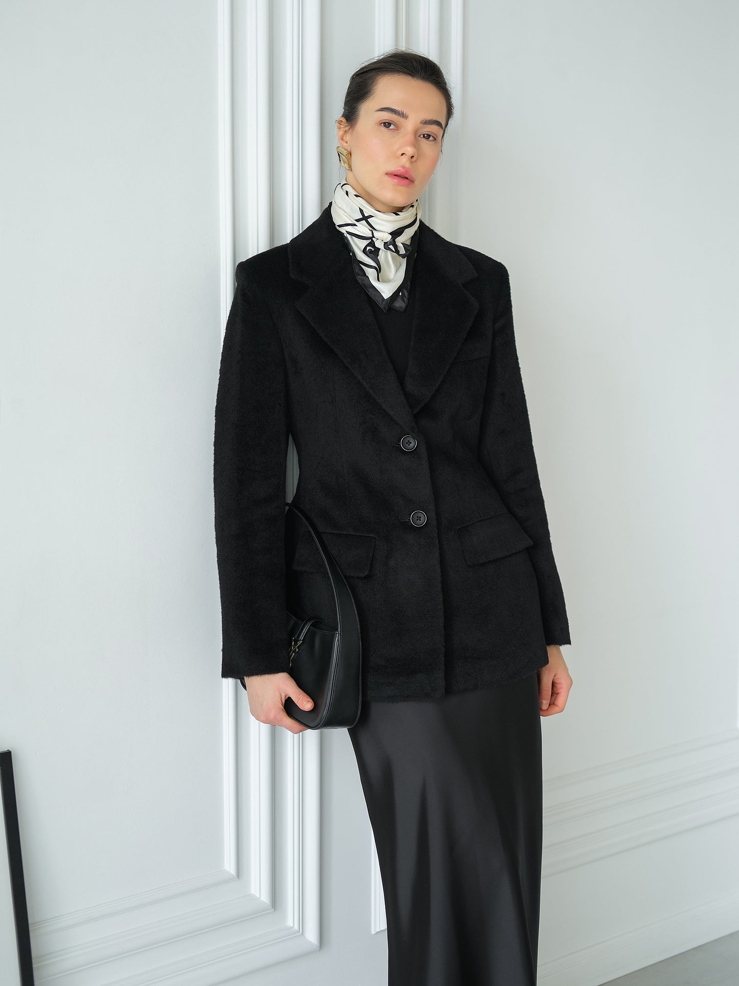 Dopasowana czarna wełniana marynarka