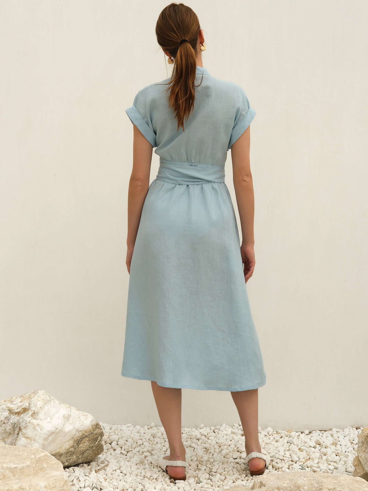Sukienka lniana kopertowa midi, Jasnoniebieska