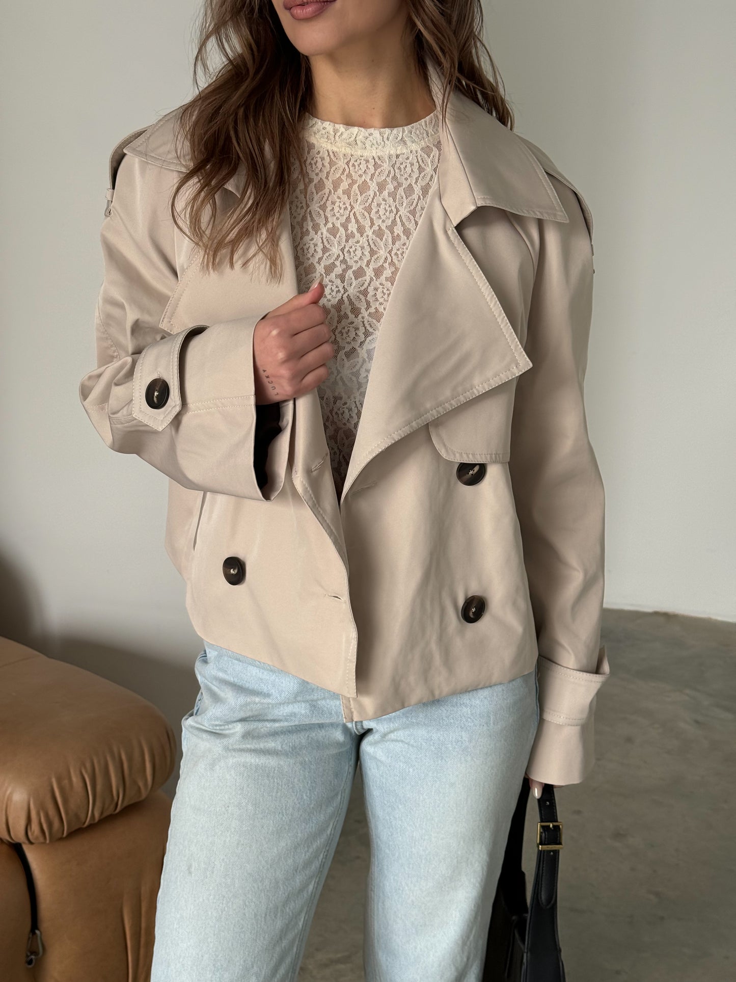 Trencz oversize, krótki, mleczny