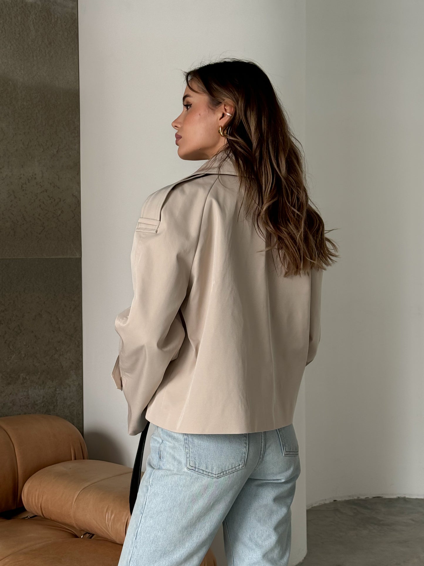 Trencz oversize, krótki, mleczny